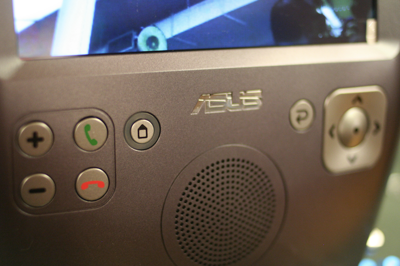Illustration for article titled Hands On: Asus's AiGuru SV1 Grandma-Friendly Skype Videophone